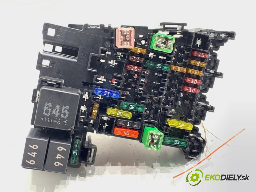 VW GOLF VII (5G1, BQ1, BE1, BE2) 2012 - 2022    1.4 TSI 90 kW [122 KM] benzyna 2012 - 2022  skříňka poistková 5Q0937615C (Pojistkové skříňky)