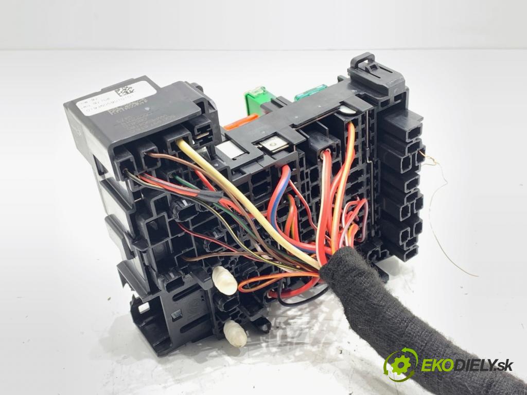 VW GOLF VII (5G1, BQ1, BE1, BE2) 2012 - 2022    1.4 TSI 90 kW [122 KM] benzyna 2012 - 2022  skříňka poistková 5Q0937615C (Pojistkové skříňky)