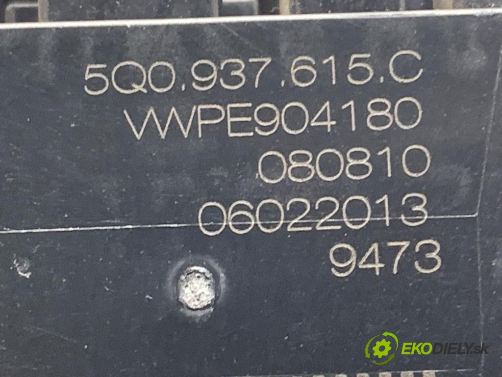 VW GOLF VII (5G1, BQ1, BE1, BE2) 2012 - 2022    1.4 TSI 90 kW [122 KM] benzyna 2012 - 2022  skříňka poistková 5Q0937615C (Pojistkové skříňky)