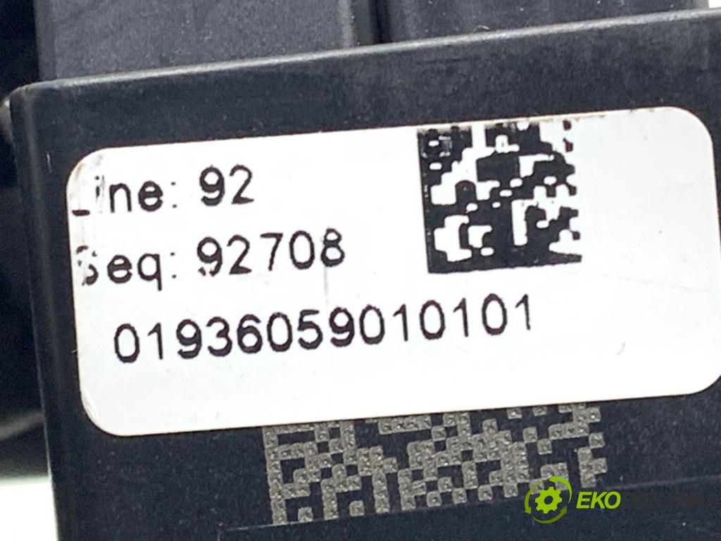 VW GOLF VII (5G1, BQ1, BE1, BE2) 2012 - 2022    1.4 TSI 90 kW [122 KM] benzyna 2012 - 2022  skříňka poistková 5Q0937615C (Pojistkové skříňky)