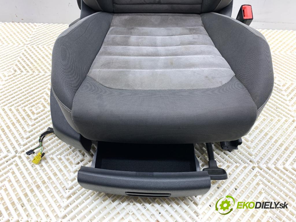 VW GOLF VII liftback 2013 90 kW 1.4 TSI 1395 Sedadlo pravy predný