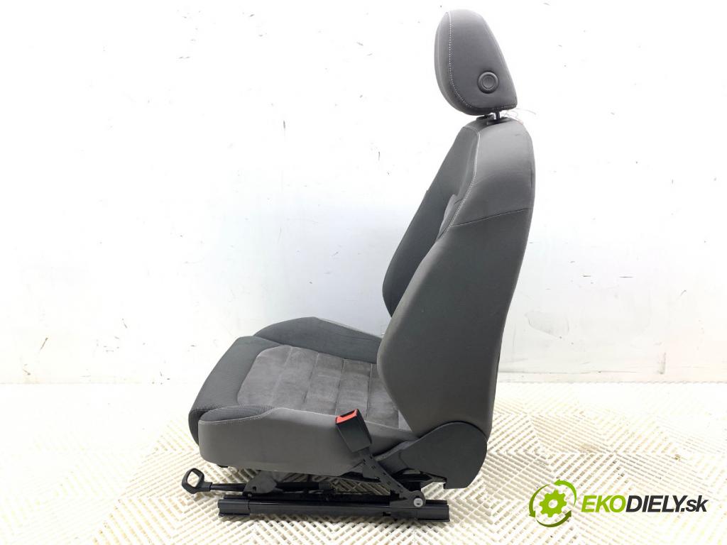 VW GOLF VII liftback 2013 90 kW 1.4 TSI 1395 Sedadlo pravy predný