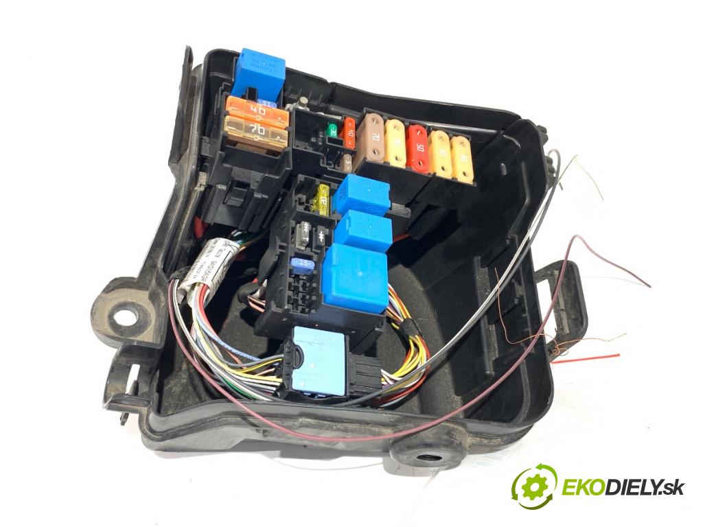 RENAULT CLIO IV Kombi 2014 66 kW 1.5 dCi 90 (KHN3, KHN4) 1461 skříňka poistková 243804185R (Pojistkové skříňky)