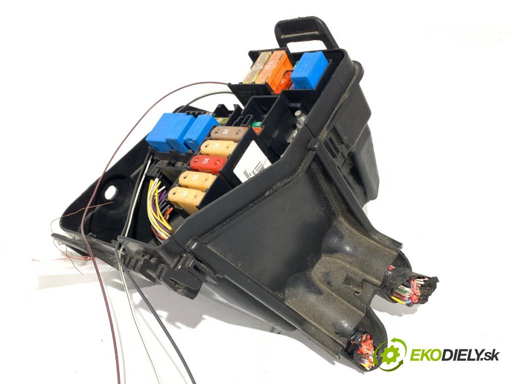 RENAULT CLIO IV Kombi 2014 66 kW 1.5 dCi 90 (KHN3, KHN4) 1461 skříňka poistková 243804185R (Pojistkové skříňky)