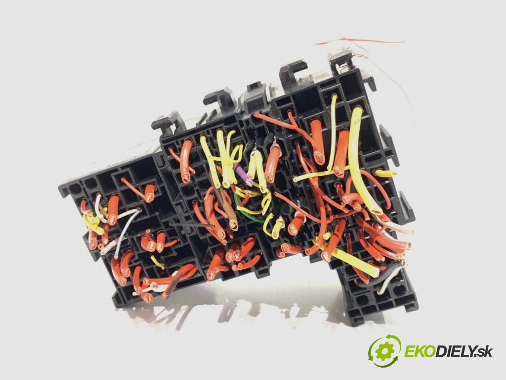 RENAULT CLIO IV Kombi 2014 66 kW 1.5 dCi 90 (KHN3, KHN4) 1461 skříňka poistková 240184574S (Pojistkové skříňky)