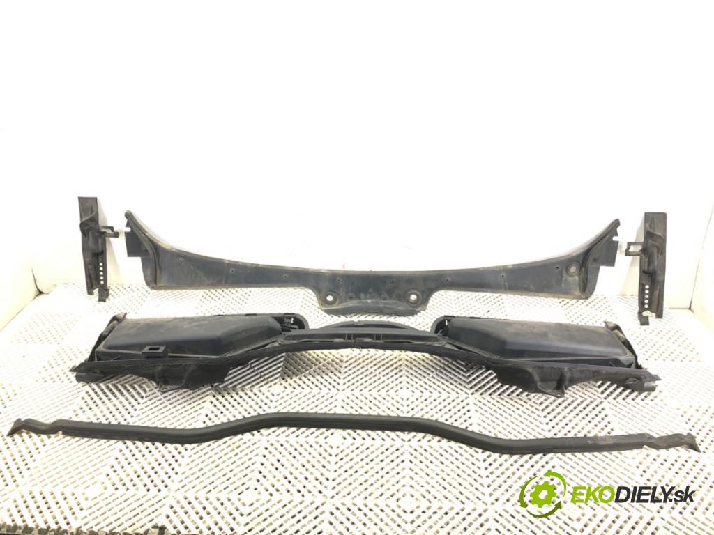 BMW E61 Kombi 2008 125 kW 520 i 1995 Torpédo, plast pod čelné okno 7027083 (Torpédo (plast pod čelným sklom))