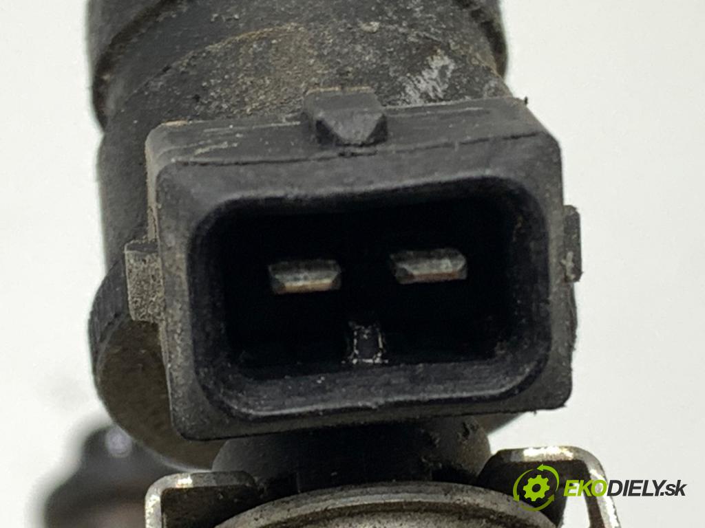 AUDI A6 C5 sedan 1998 121 kW 2.4 2393 Lišta vstrekovacia  (Vstrekovacia lišta)