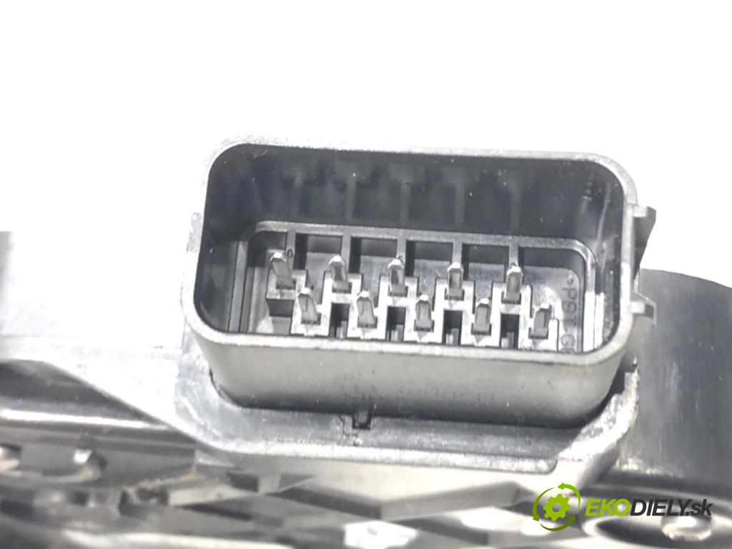 VOLVO XC60 I SUV 2017 110 kW D3 1969 zámok dveře pravý přední část 31416682