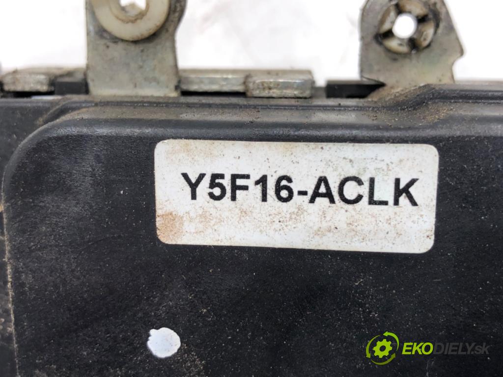 FORD FIESTA V (JH_, JD_) 2001 - 2014    1.4 TDCi 50 kW [68 KM] olej napędowy 2001 - 2008  zámok dveře levý přední část 8 pin