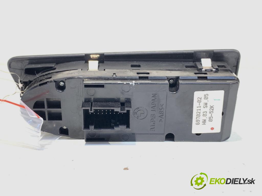 BMW E87 liftback 2006 120 kW 120 d 1995 Prepínač okien 6970211 (Prepínacie páčky pod volantom)