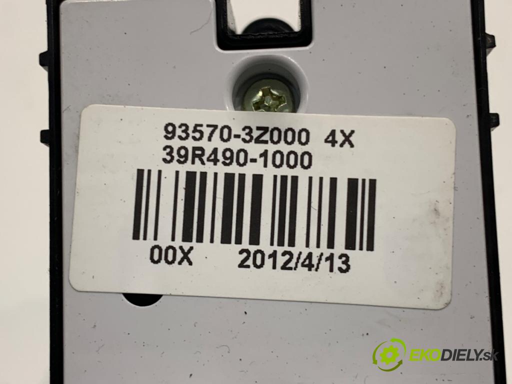HYUNDAI i40 sedan 2012 99 kW 1.6 GDI 1591 Prepínač okien 93570-3Z000 (Prepínacie páčky pod volantom)