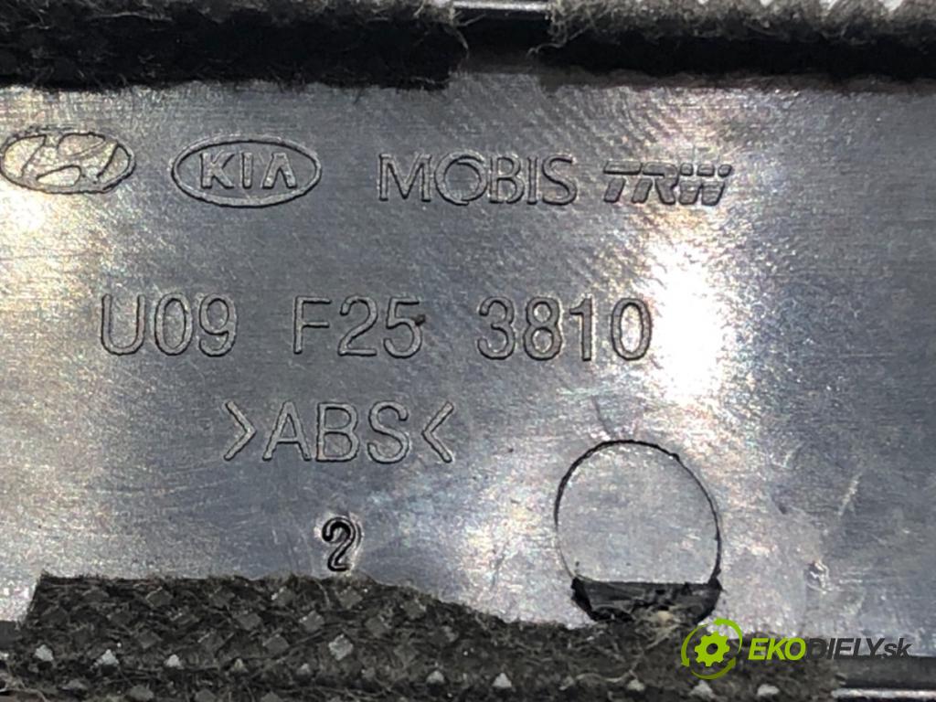 HYUNDAI i40 sedan 2012 99 kW 1.6 GDI 1591 lišty kryt U09F483810 (Lišta)