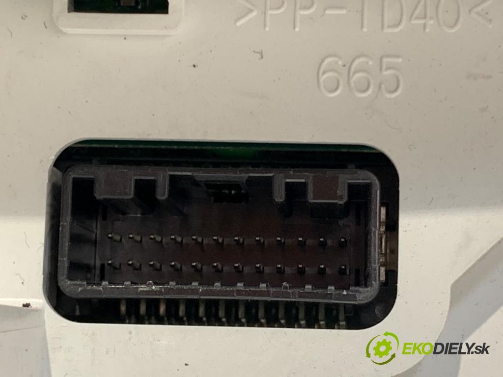 TOYOTA YARIS II liftback 2006 64 kW 1.3 VVT-i (SCP90_) 1298 Prístrojovka 83800-0D660 (Prístrojová doska, displej)