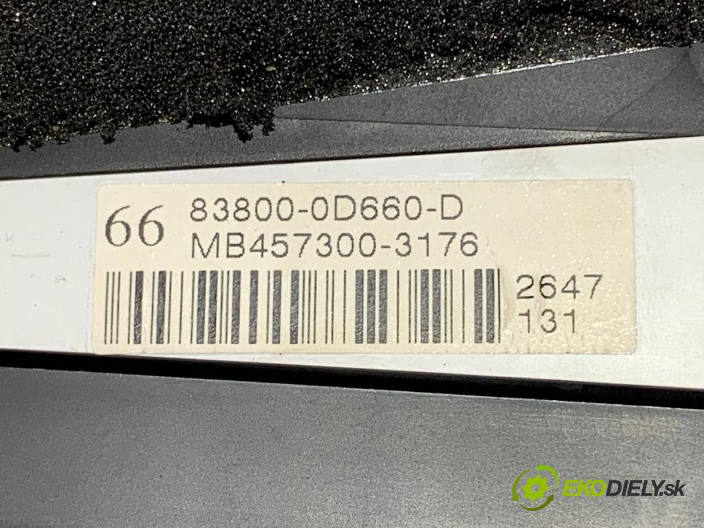 TOYOTA YARIS II liftback 2006 64 kW 1.3 VVT-i (SCP90_) 1298 Prístrojovka 83800-0D660 (Prístrojová doska, displej)