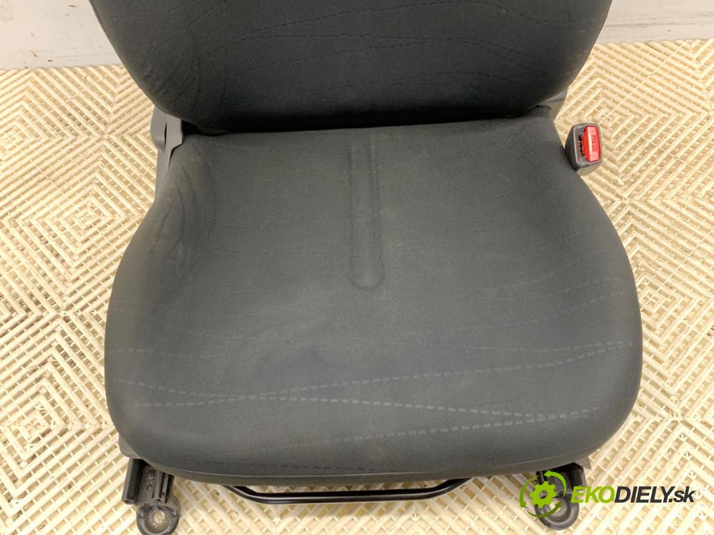TOYOTA YARIS (_P9_) 2005 - 2014    1.3 VVT-i (SCP90_) 64 kW [87 KM] benzyna 2005 - 2010  Sedadlo pravy predný