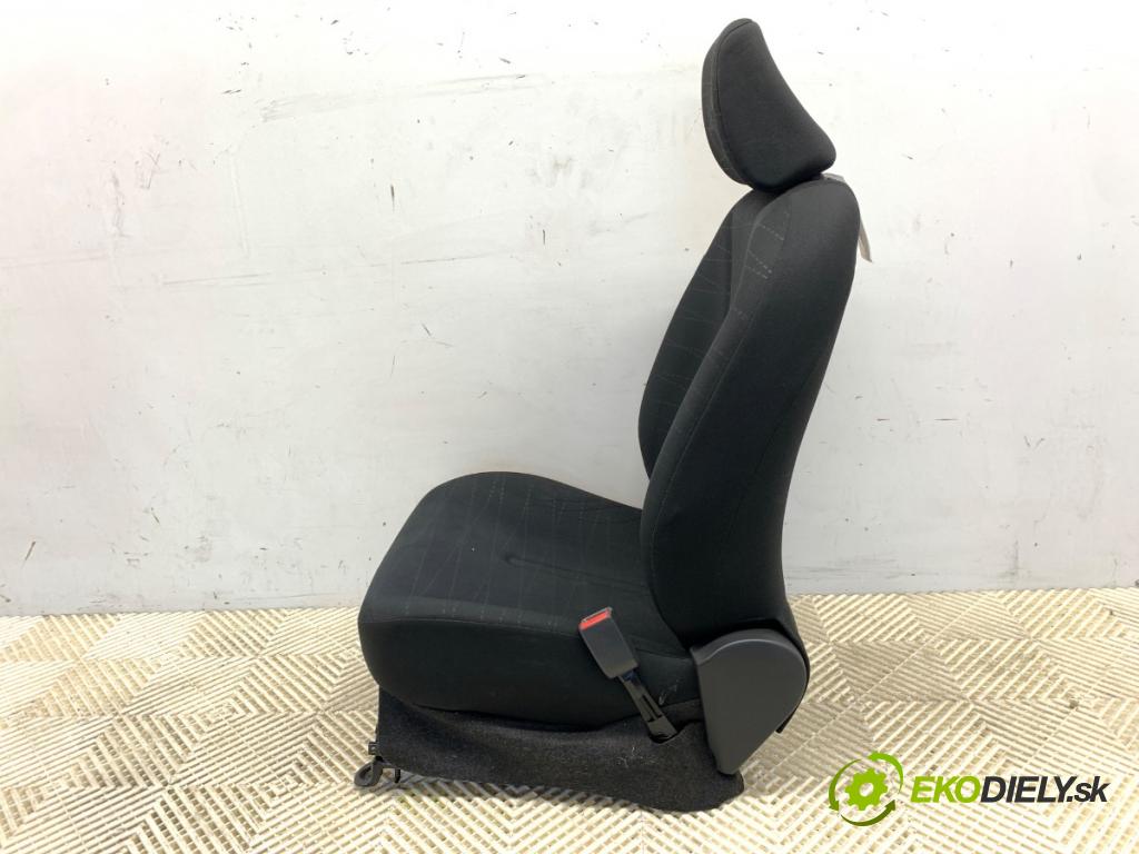 TOYOTA YARIS (_P9_) 2005 - 2014    1.3 VVT-i (SCP90_) 64 kW [87 KM] benzyna 2005 - 2010  Sedadlo pravy predný
