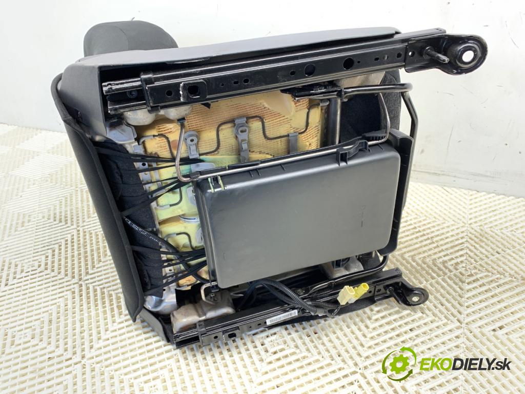 TOYOTA YARIS (_P9_) 2005 - 2014    1.3 VVT-i (SCP90_) 64 kW [87 KM] benzyna 2005 - 2010  Sedadlo pravy predný