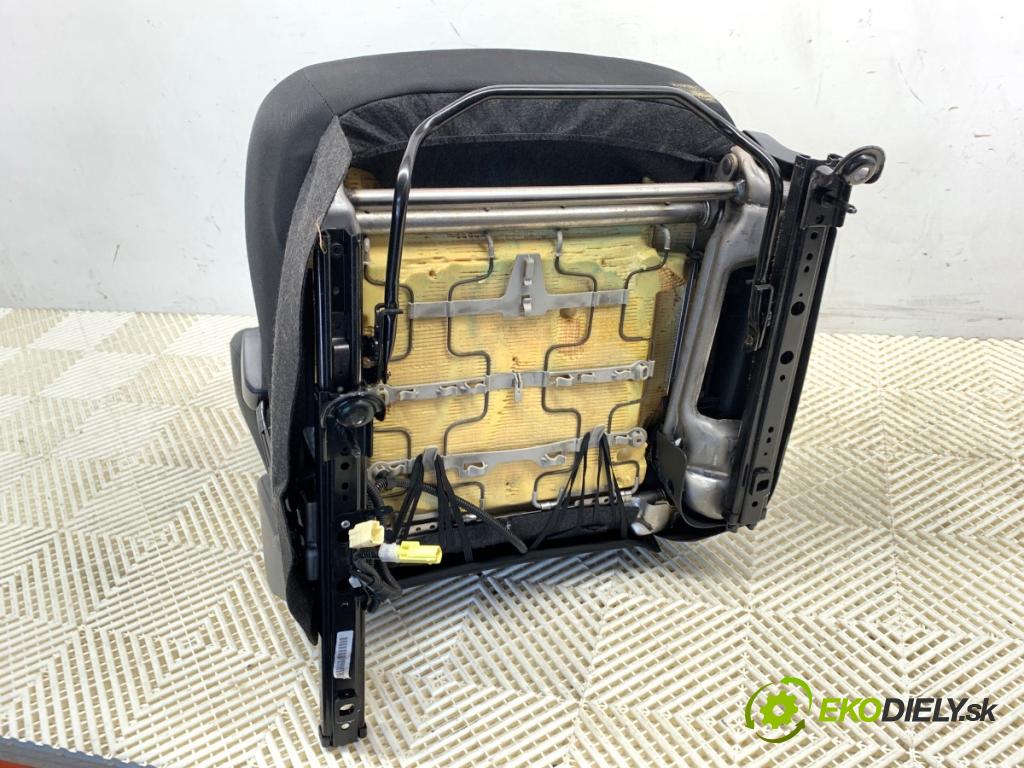 TOYOTA YARIS (_P9_) 2005 - 2014    1.3 VVT-i (SCP90_) 64 kW [87 KM] benzyna 2005 - 2010  Sedadlo ľavy predný