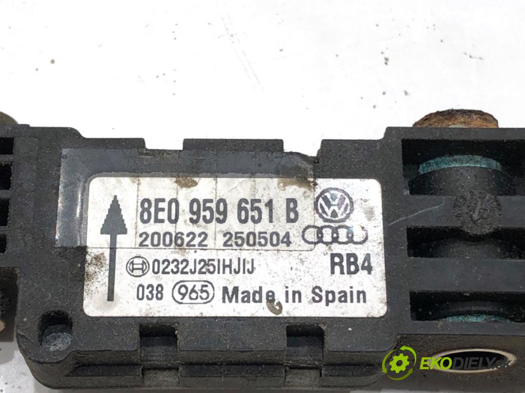 AUDI A8 D3 sedan 2003 202 kW 4.0 TDI quattro 3936 snímač nárazu 8E0959651B (Snímače nárazu)