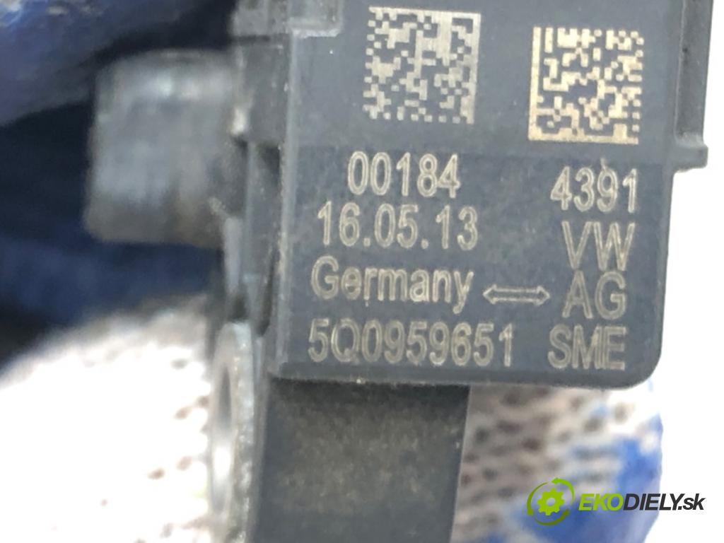 VW GOLF VII liftback 2013 77 kW 1.2 TSI 1197 Snímač nárazu 5Q0959651 (Snímač nárazu)