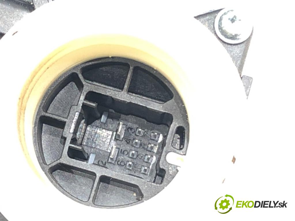 TOYOTA YARIS (_P13_) 2010 - 2022    1.3 (NSP130_) 73 kW [99 KM] benzyna 2011 - 2022  mechanismus okna levý přední část 85702-02020