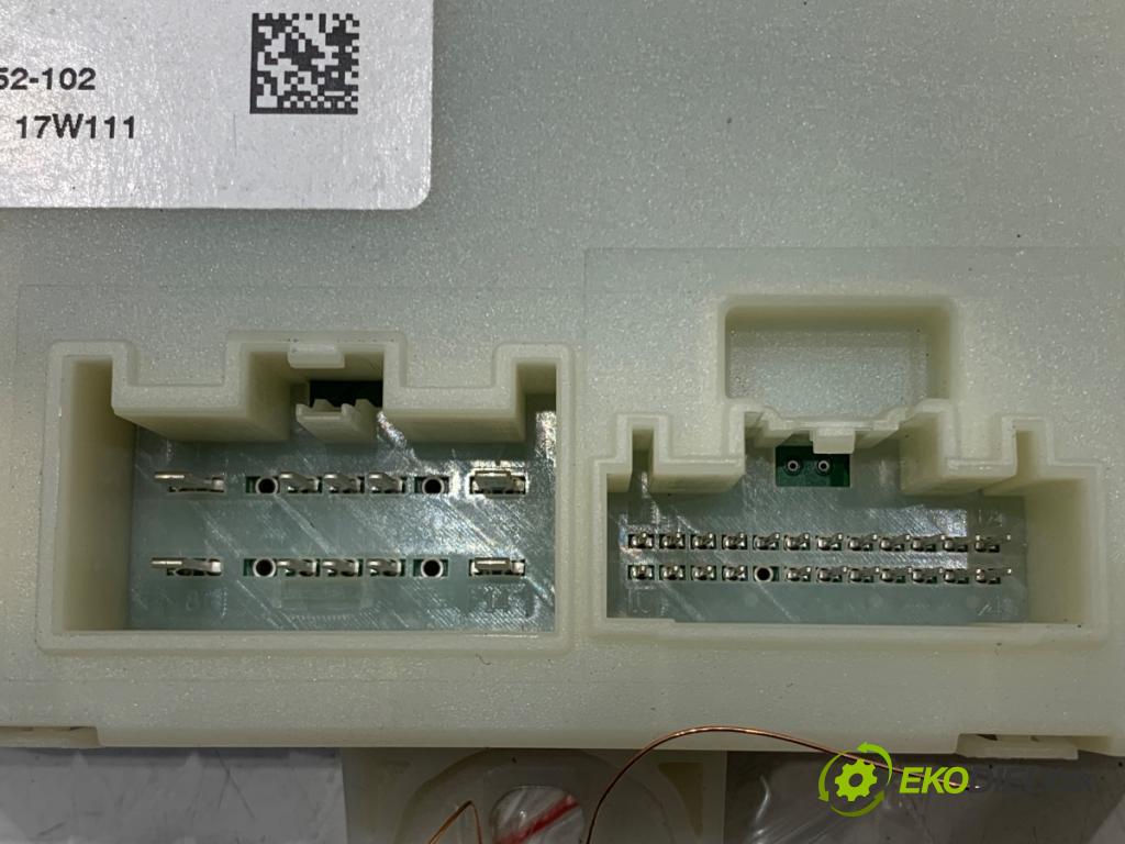 VOLVO XC60 I SUV 2017 110 kW D3 1969 modul dveří 31415781