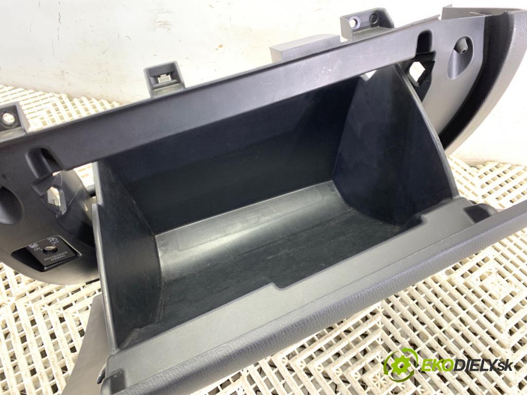 MAZDA 3 BM liftback 2016 121 kW 2.0 1998 Priehradka, kastlík spolujazdca  (Priehradka (kastlík))