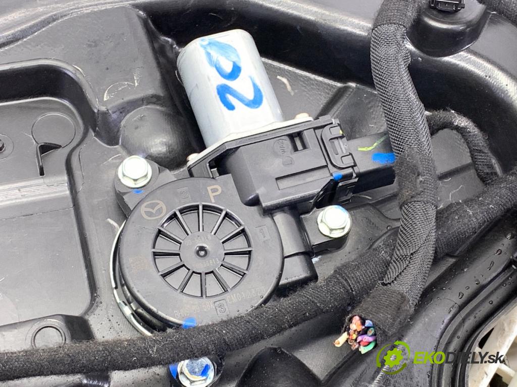 MAZDA 3 BM liftback 2016 121 kW 2.0 1998 mechanismus okna levý přední část