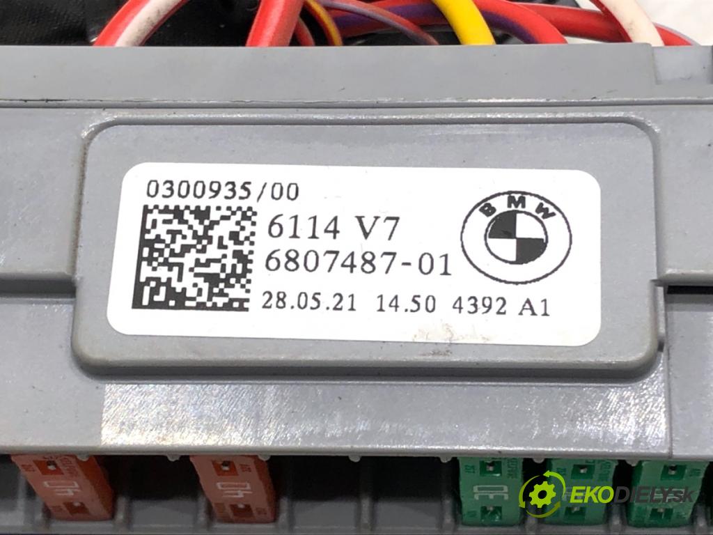 BMW G21 Kombi 2021 190 kW 330 i 1998 skříňka poistková 6807487 (Pojistkové skříňky)