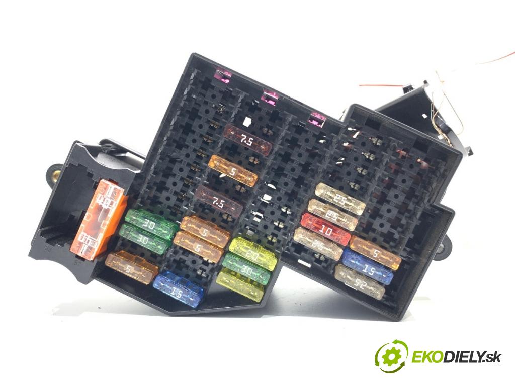 PORSCHE PANAMERA liftback 2012 294 kW 4.8 4S 4806 skříňka poistková 7L0941828A (Pojistkové skříňky)