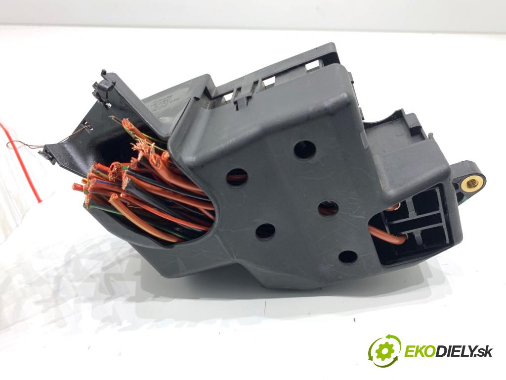 PORSCHE PANAMERA liftback 2012 294 kW 4.8 4S 4806 skříňka poistková 7L0941828A (Pojistkové skříňky)