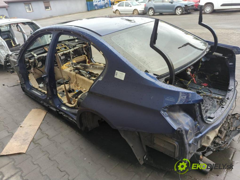 BMW F30 sedan 2016 180 kW 328 i 1997 KAROSERIA ČTVRŤÁK blatník zadní část levý pravý práh střecha PODŁUŻNICA levý pravý