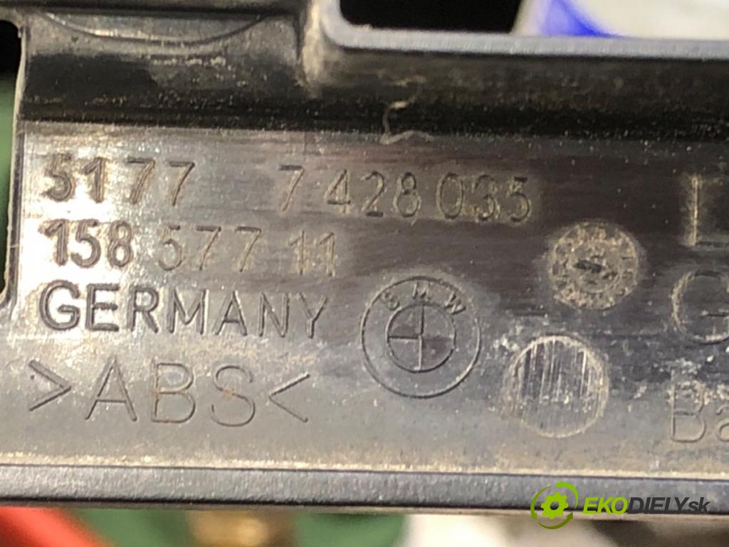 BMW G21 Kombi 2021 190 kW 330 i 1998 úchyt uchycení blatníka prahu levý přední část 7428035