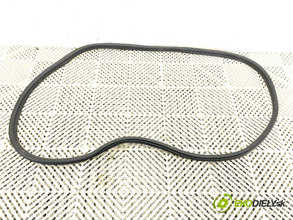 BMW G21 Kombi 2021 190 kW 330 i 1998 těsnění dveře zadní část pravá 7433980 (Ostatní)