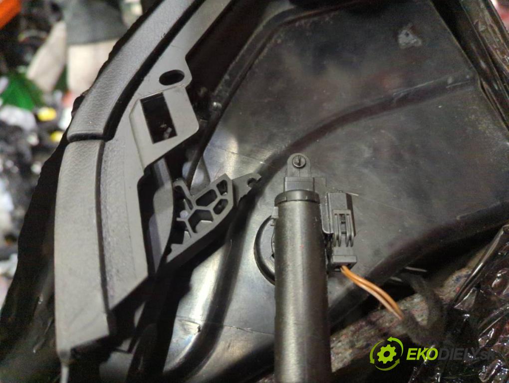 AUDI A4 B6 Kombi 2002 96 kW 1.9 TDI 1896 Priehradka, kastlík spolujazdca 8E1857035C (Priehradka (kastlík))