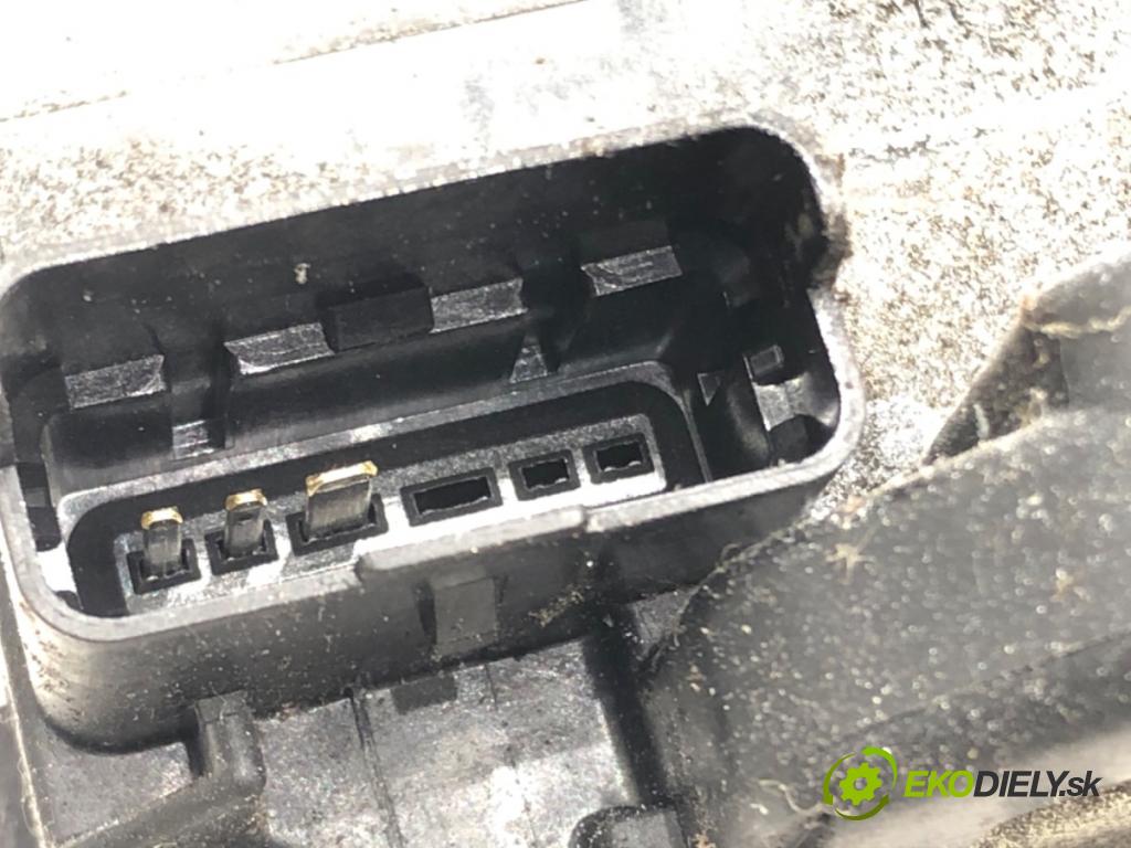 NISSAN QASHQAI J10 SUV 2012 86 kW 1.6 LPG 1598 zámok dveře pravý zadní část