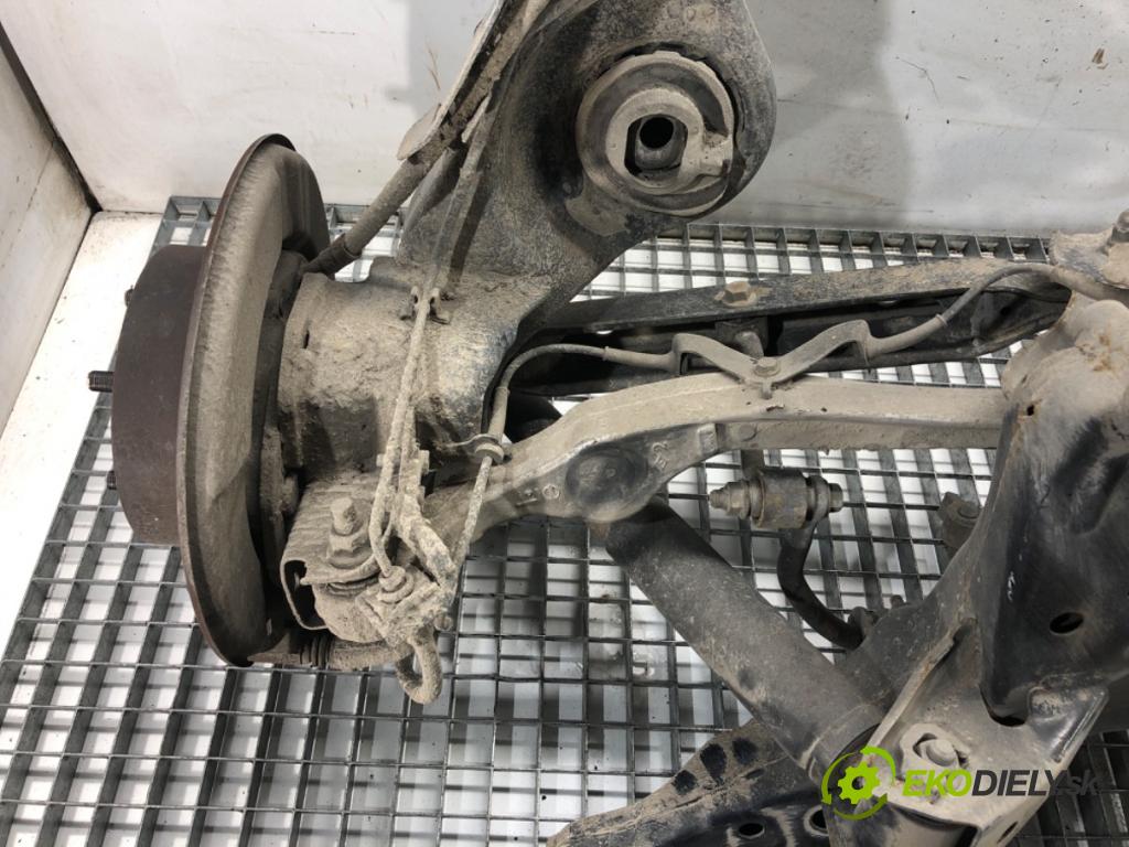 NISSAN QASHQAI J10 SUV 2012 86 kW 1.6 LPG 1598 výztuha zadní část