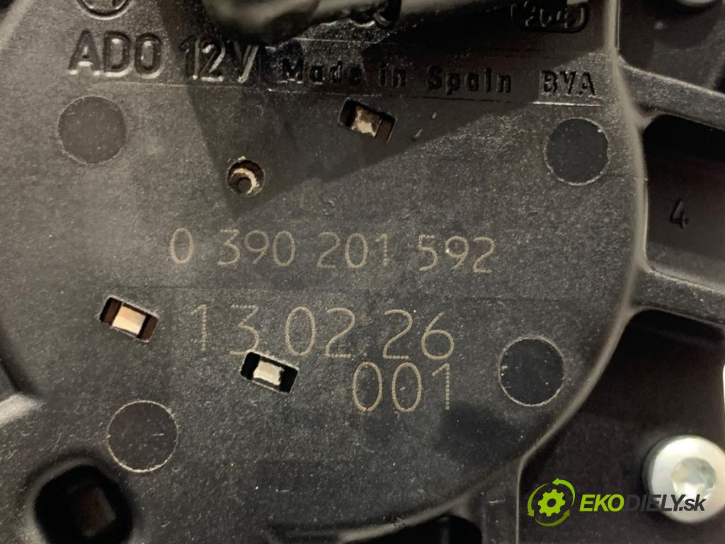 VW PASSAT B5 FL Kombi 2001 96 kW 1.9 TDI 1896 Motor stieračov zad 0390201592