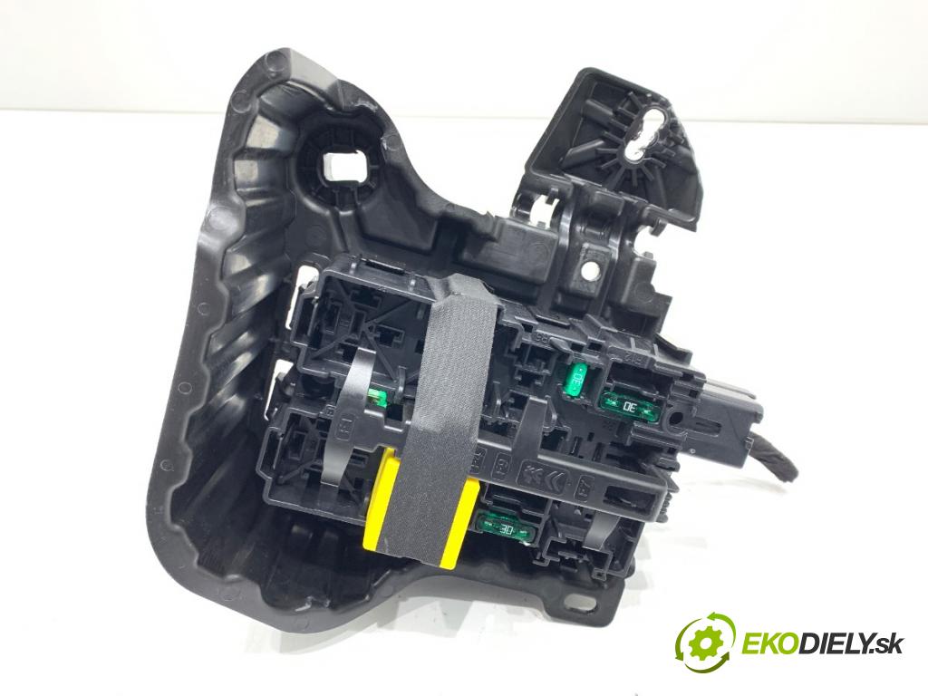 OPEL CORSA F liftback 2020 55 kW 1.2 (68) 1199 Skrinka poistková 43696002 (Poistková skrinka)