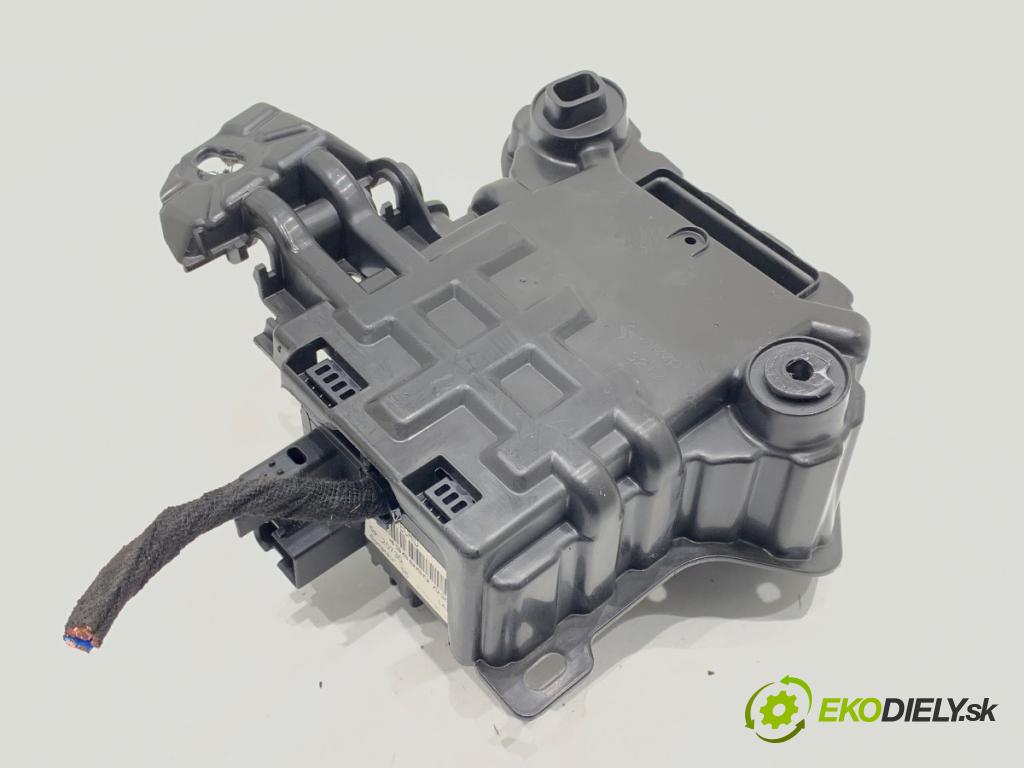 OPEL CORSA F liftback 2020 55 kW 1.2 (68) 1199 Skrinka poistková 43696002 (Poistková skrinka)