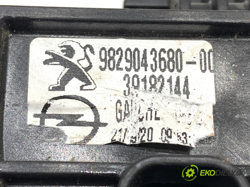 OPEL CORSA F liftback 2020 55 kW 1.2 (68) 1199 mechanismus okna levý přední část 9829043680