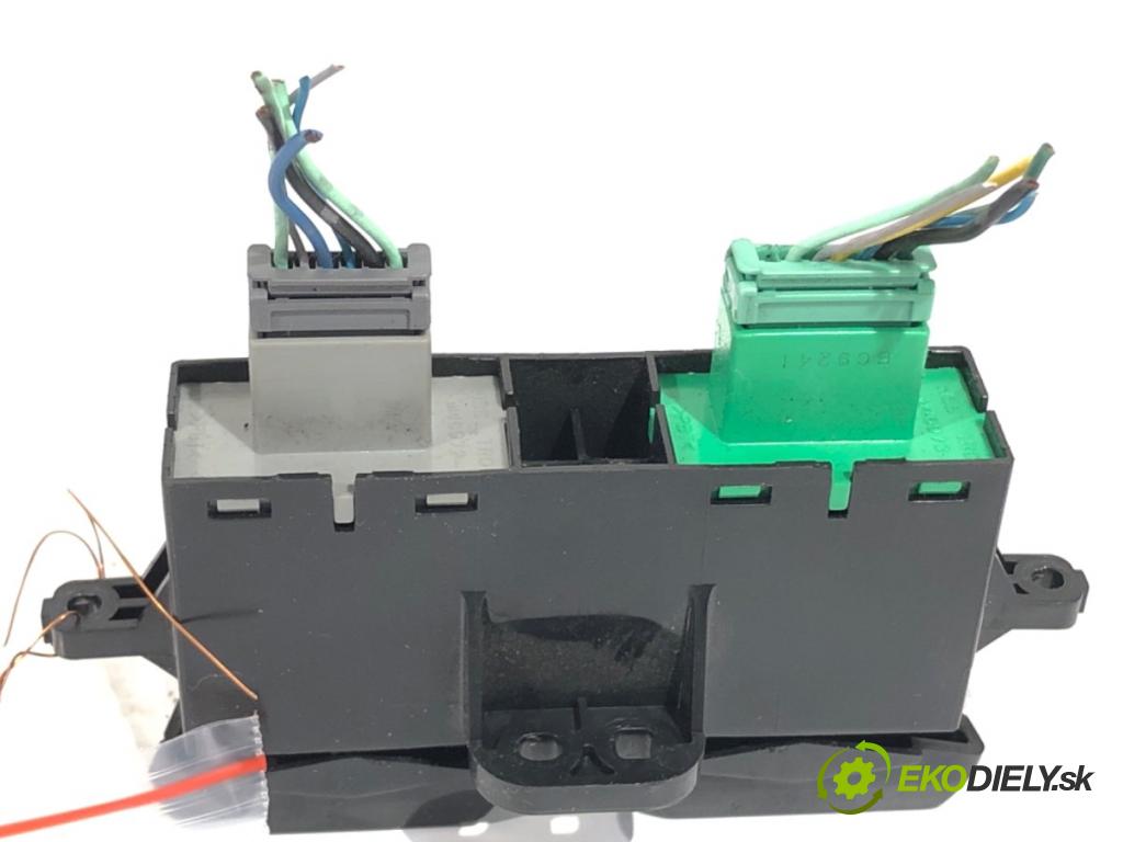 HONDA CIVIC IX sedan 2013 104 kW 1.8 (FB2) 1799 Prepínač ohrievania, vyhrievania sedačky  (Prepínacie páčky pod volantom)