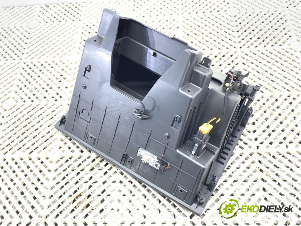 SEAT LEON III liftback 2017 92 kW 1.4 TSI 1395 Priehradka, kastlík spolujazdca 5F1857095 (Priehradka (kastlík))