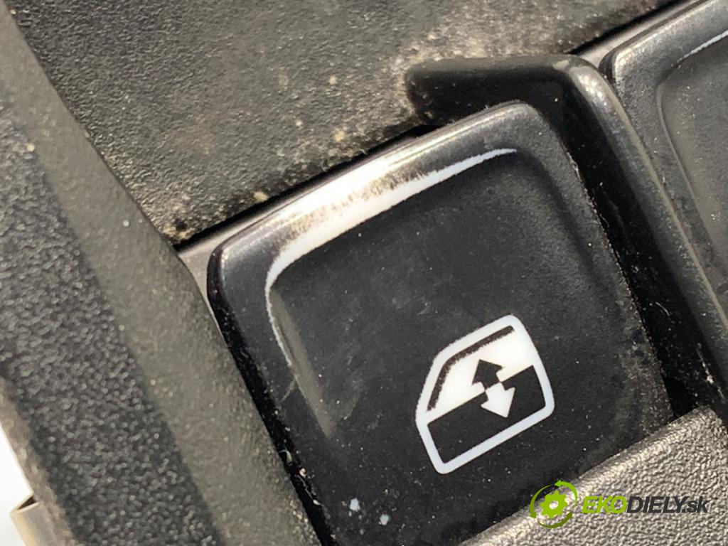VW CRAFTER II Skrzynia 2022 130 kW 2.0 TDI 1968 Prepínač okien  (Prepínacie páčky pod volantom)