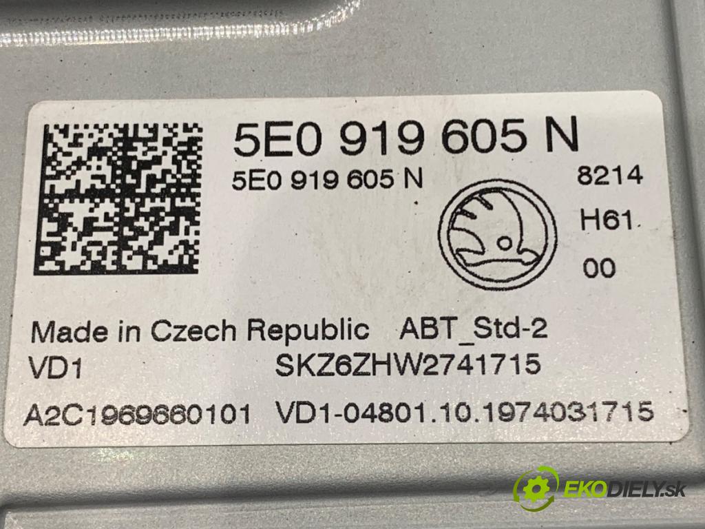 SKODA OCTAVIA III liftback 2019 85 kW 1.6 TDI 1598 RADIO Dislpej 5E0919605N