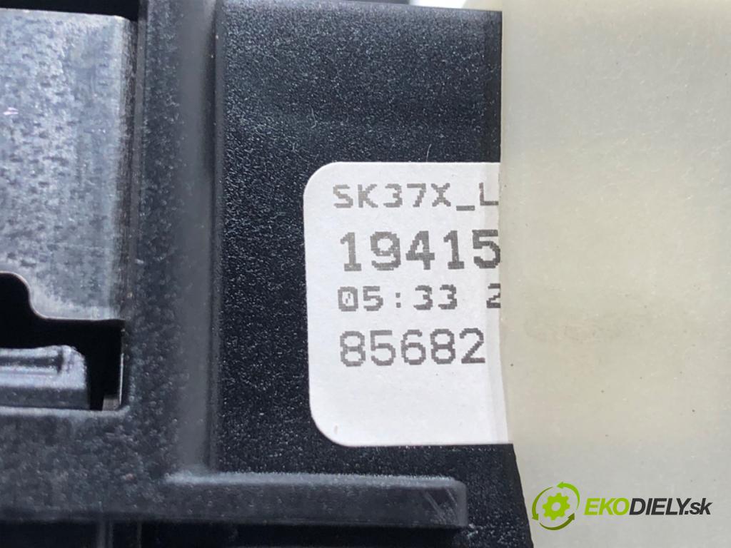 SKODA OCTAVIA III liftback 2019 85 kW 1.6 TDI 1598 Skrinka poistková 5Q0937615C (Poistková skrinka)
