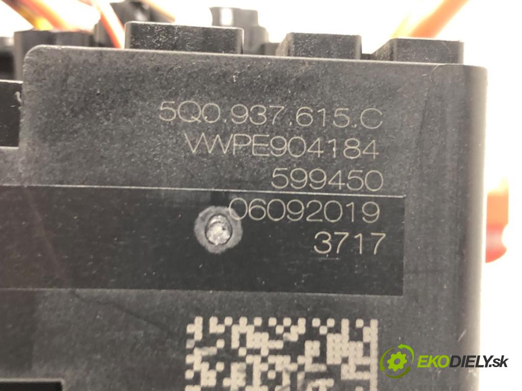 SKODA OCTAVIA III liftback 2019 85 kW 1.6 TDI 1598 skříňka poistková 5Q0937615C (Pojistkové skříňky)