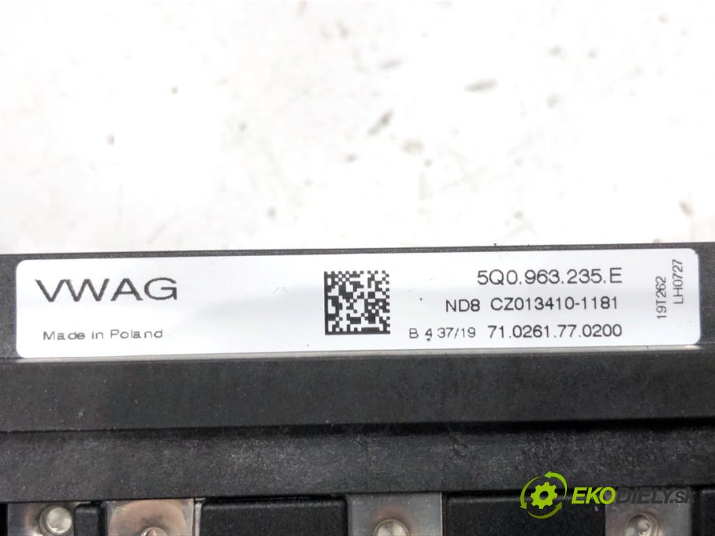 SKODA OCTAVIA III liftback 2019 85 kW 1.6 TDI 1598 topné těleso radiátor topení elektrická 5Q0963235E (Radiátory topení)