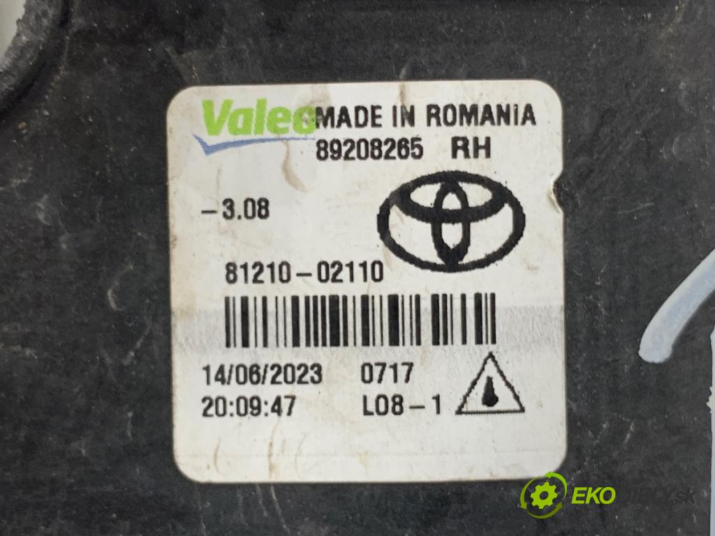 TOYOTA AURIS II Kombi 2017 73 kW 1.8 Hybrid (ZWE186_) 1798 hmlové svetlo, hmlovka pravý přední část 81210-02110