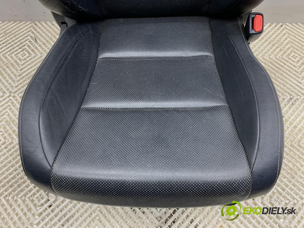 TOYOTA AURIS II Kombi 2017 73 kW 1.8 Hybrid (ZWE186_) 1798 Sedadlo pravy predný